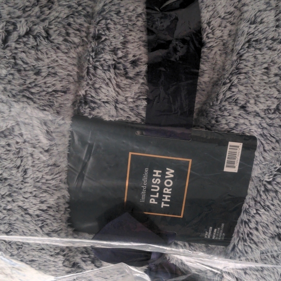 Ulta Limited Edition Navy Plush Throw 50 x 60 - Picture 2 of 5